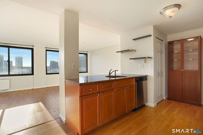 Building Photo - 300 Broad St