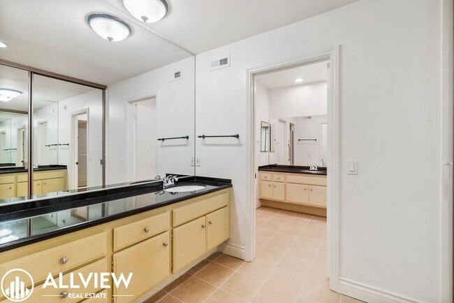 Building Photo - 3 Bedroom, 2 Bath Home Available In Jasmin...