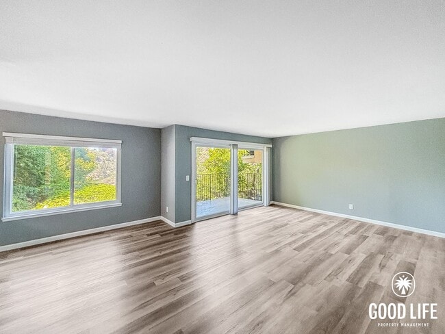 Building Photo - SD: Spacious 2BD/2BA Condo in Hillcrest with Private Balcony, Community Pool & Tennis Court