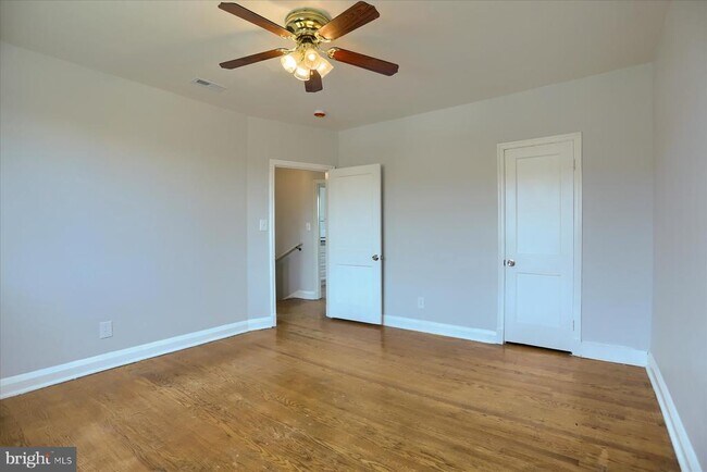 Building Photo - 1323 N Kenwood Ave