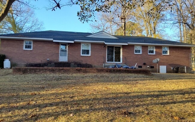 Building Photo - Oakland Plantation across from Oakland Ele...