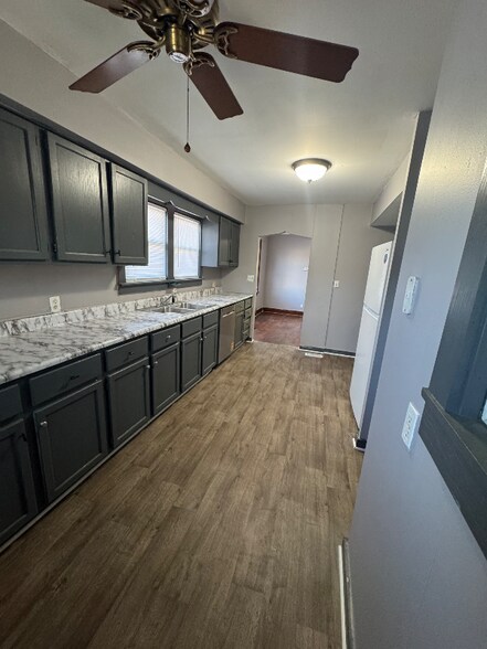 Building Photo - 119 W Willow Dr