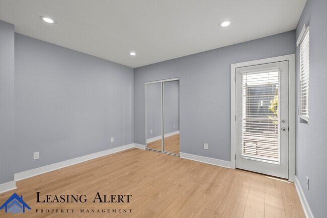 Building Photo - 1957 1/2 Vista Del Mar Ave