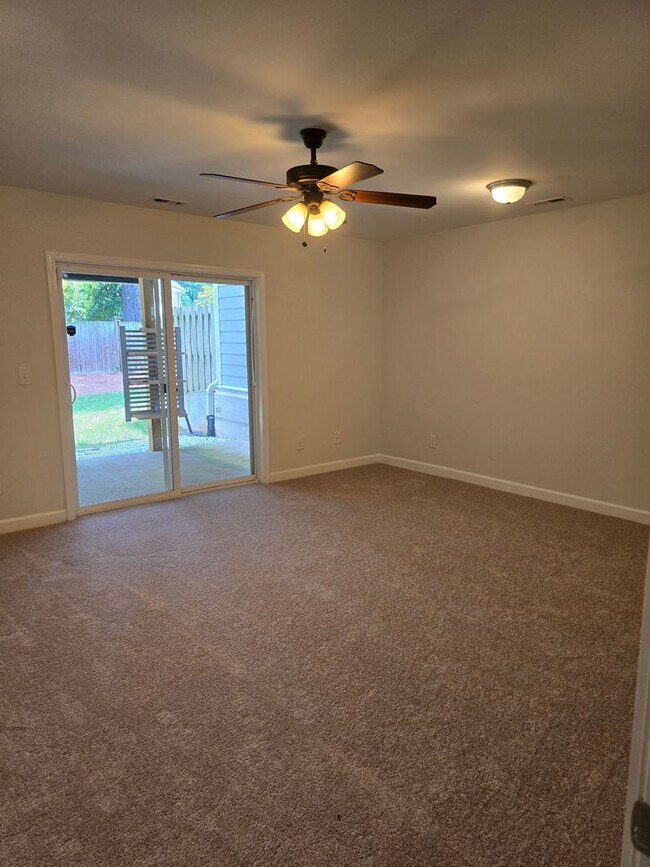 Building Photo - 4 Bedroom Heritage Townhome