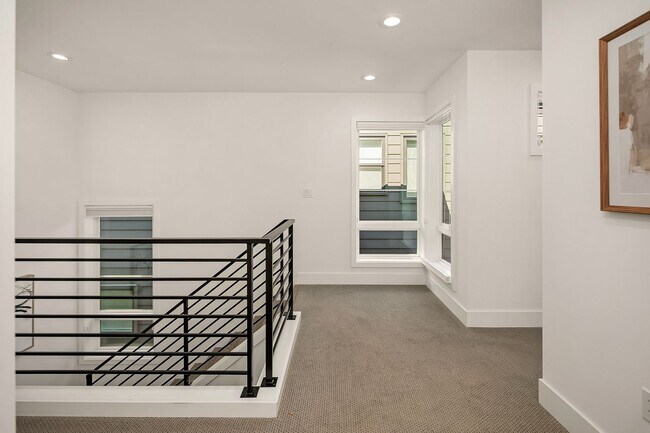 Building Photo - 4bd/3.25 Kirkland Home