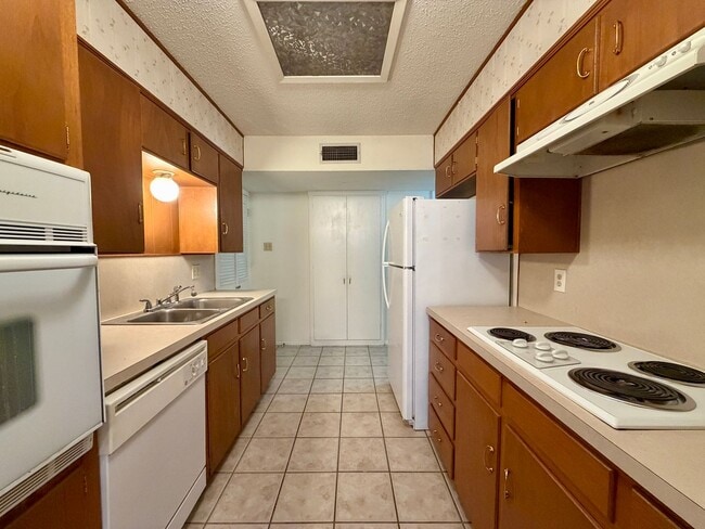 Building Photo - Duplex *LEASING SPECIAL AVAILABLE*