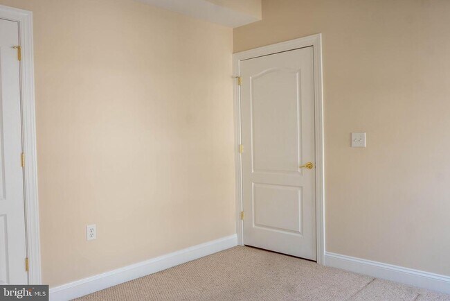 Building Photo - 204 Seneca Way