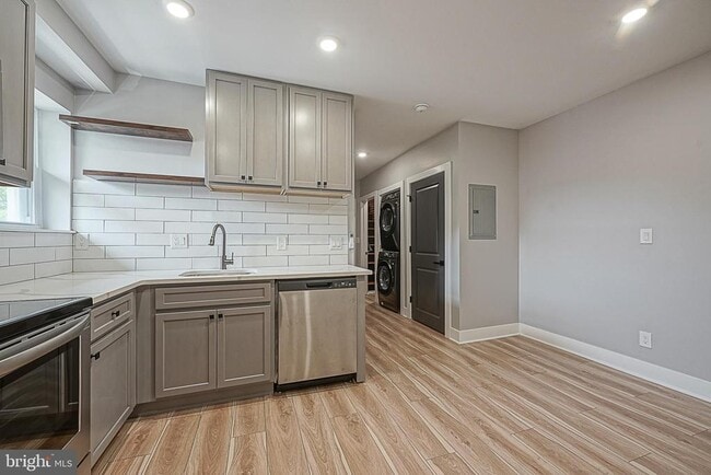Building Photo - 323 S 51st St