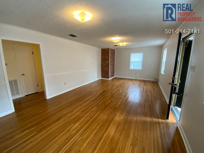 Building Photo - 711 W 54th St