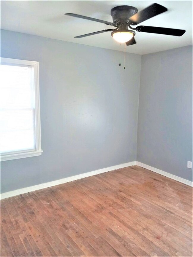 Building Photo - Handyman Special $0 First Month's Rent / “You fix, you SAVE BIG!!” Contact Mayshell for details: ...