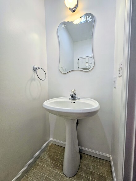 Building Photo - 357 Acorn Cir