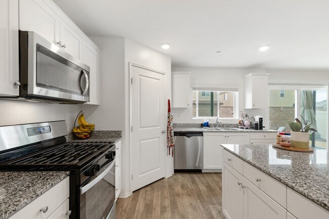 Building Photo - Spacious 4 Bedroom, 2.5 Bathroom Home with...