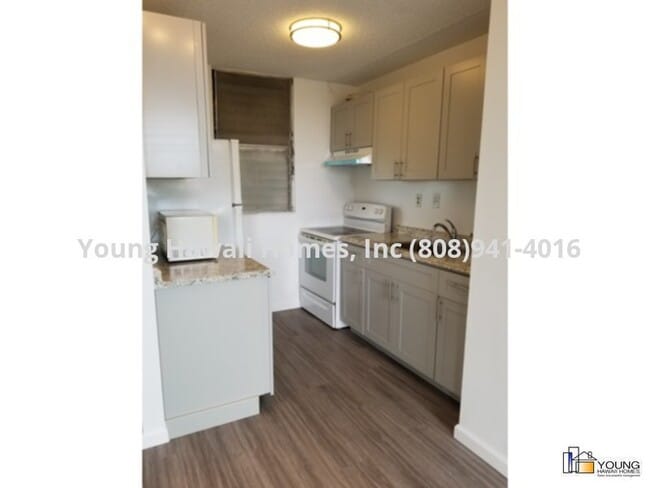 Building Photo - Nice Studio unit located behind Puck's Alley and close to UH.  Water &amp; Sewer included.