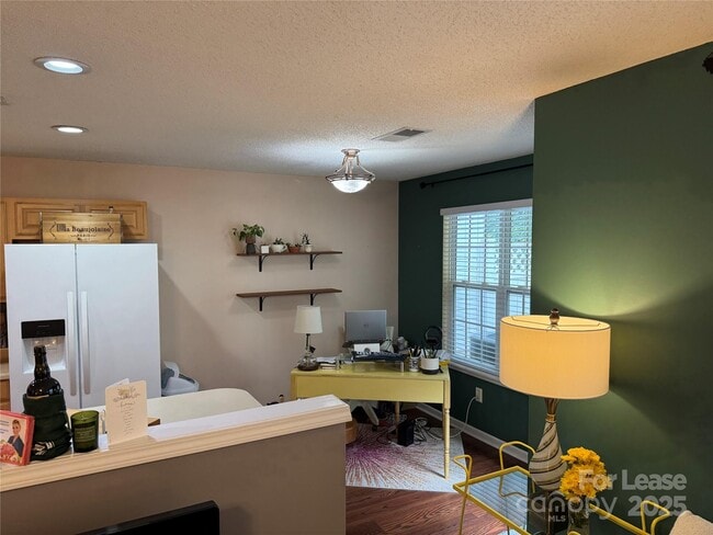 Building Photo - 8763 Robinson Forest Dr