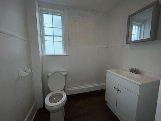 Building Photo - 5 bed 2 bath