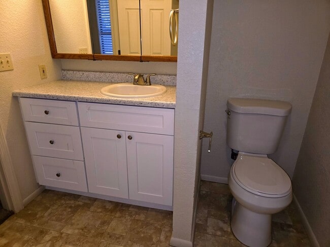 Building Photo - HOUSE - VILLAGE OF OAK CREEK