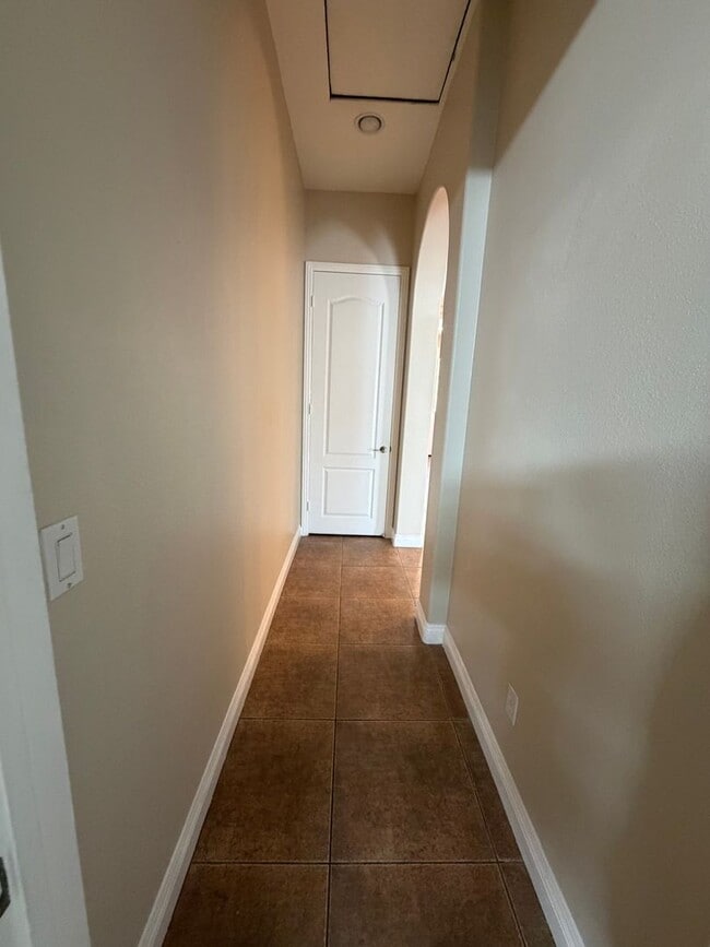 Building Photo - Large Single Story Cul de Sac Home AVAILABLE!