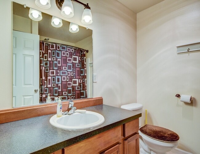 Building Photo - Spacious 2 Bedroom, 2.5 Bathroom Townhome ...