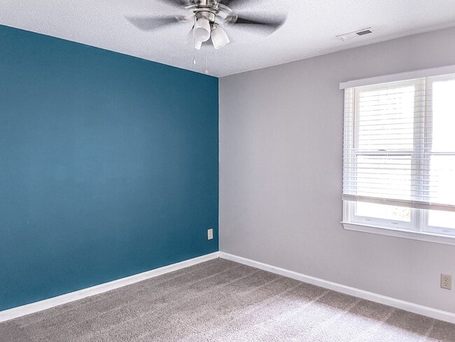 Building Photo - Charming 2 Bed, 2 Bath Triplex in Fayettev...