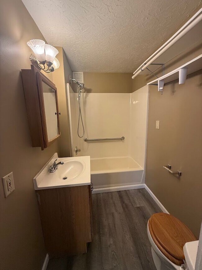 Building Photo - Three bedroom one bathroom home for rent