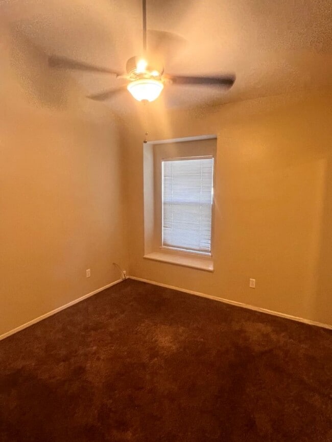 Building Photo - 2 Bed Condo w/Garage!