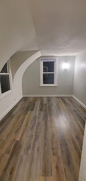 Building Photo - 376 S Pierson Ave