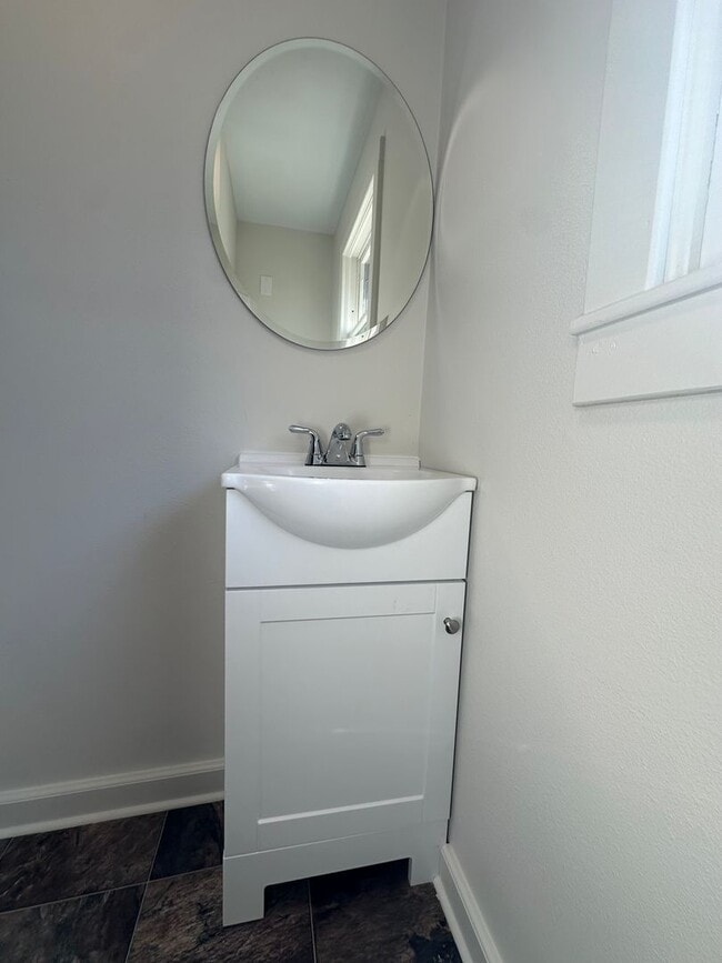 Building Photo - Move-In Ready 2-Bedroom Home Fully Updated With Spacious Yard