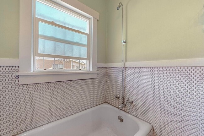 Building Photo - Two Bedroom One Bath home or sweet little ...