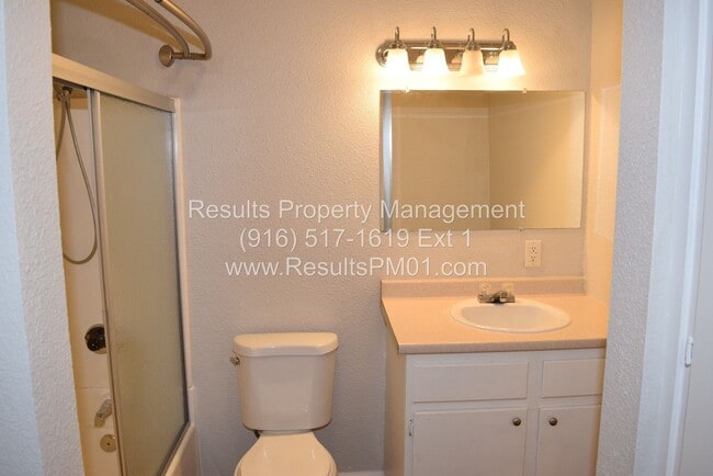 Building Photo - Spacious and Updated 3-Bedroom Duplex in F...