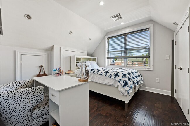 Building Photo - 2063 Narragansett Ave