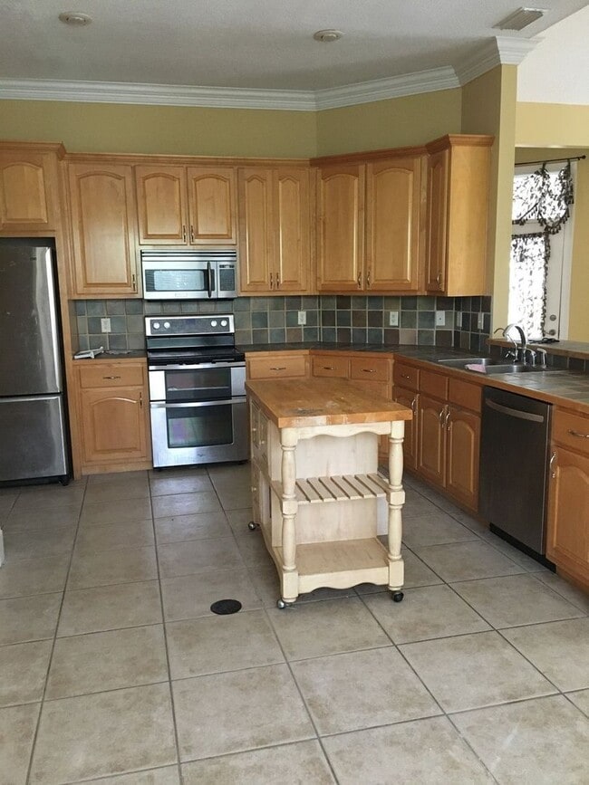 Building Photo - Beautiful, Custom-Built Home in Established & Coveted MOWAT HIGHLANDS!