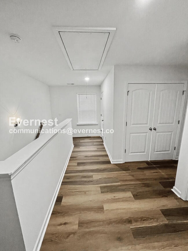 Building Photo - 3 Bed, 2.5 Bath Home with Fenced Yard & Garage / Available Now!