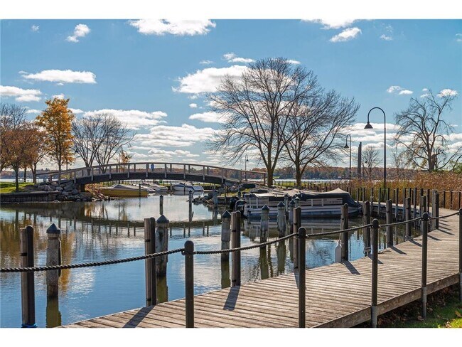 Building Photo - 1042 Circle Dr