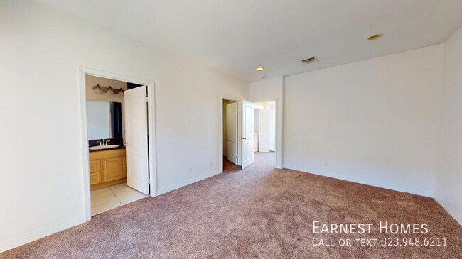 Building Photo - 11622 Oxnard St