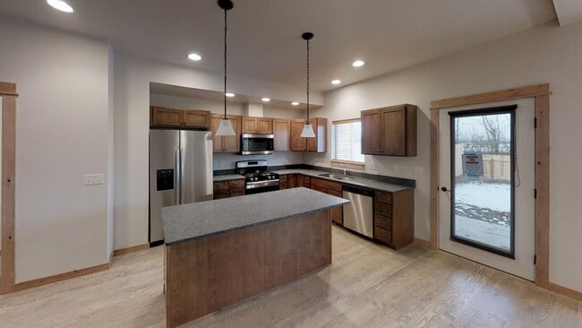 Building Photo - Townhome by the Park - Spacious 2 Car Gara...