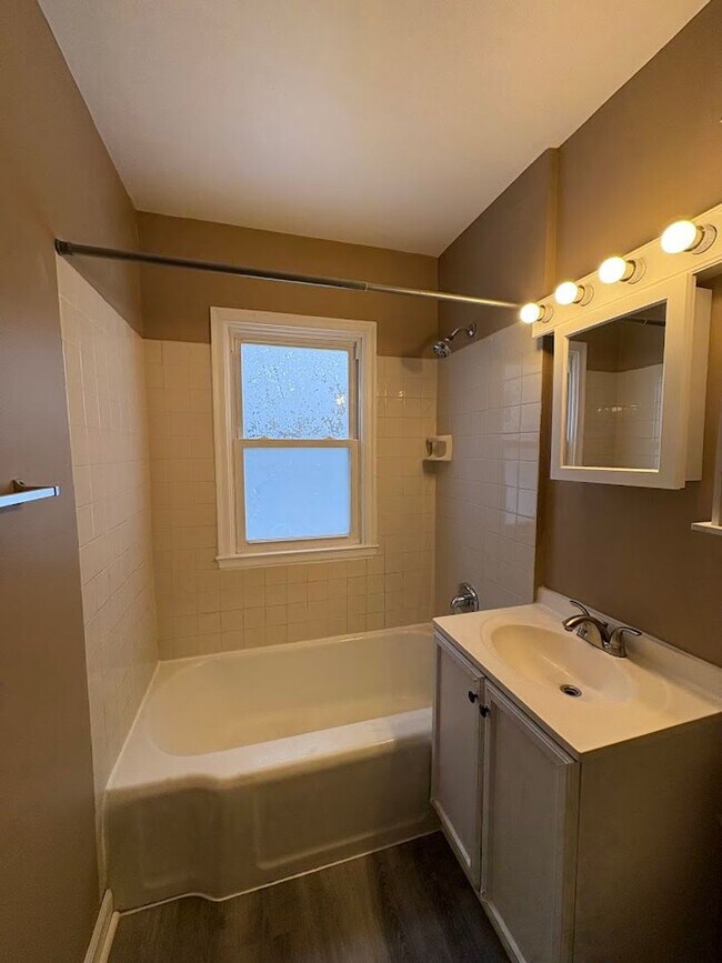 Building Photo - Three bedroom one bathroom home for rent