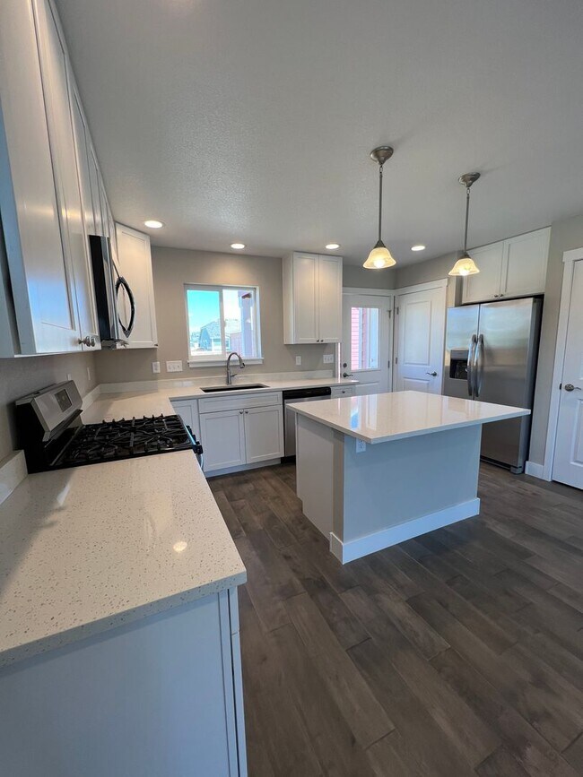 Building Photo - 2B/2B Berthoud Ranch Style Home Built with...