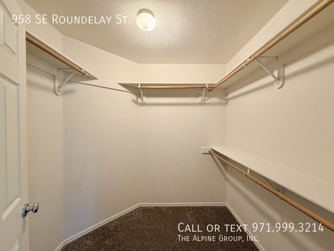 Building Photo - 958 SE Roundelay St