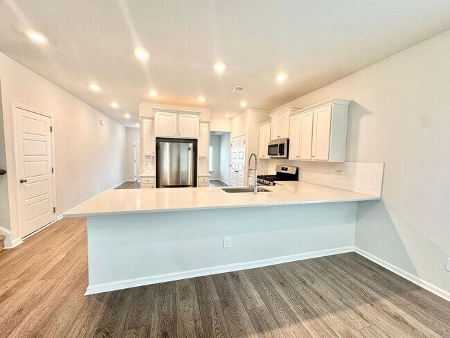 Building Photo - 5 Bedroom, 3.5 Bath Home!