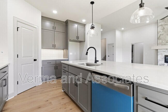 Building Photo - 970 Trestle Ln