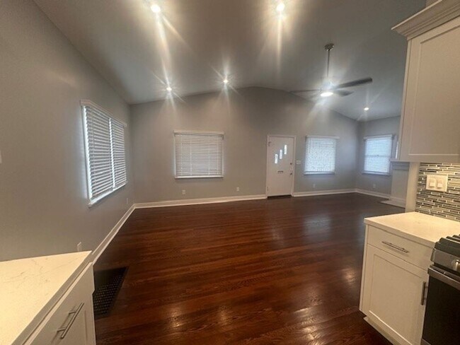 Building Photo - Newly Remodeled 2BR/2BA House in Hillcrest...