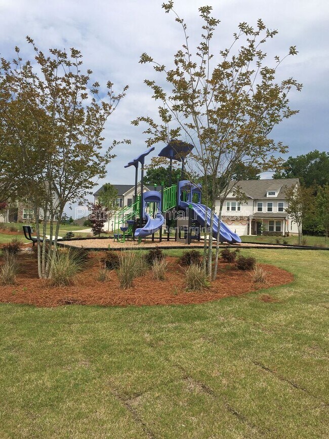 Building Photo - 5770 Thornton Dr