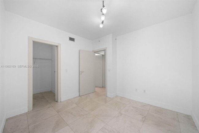 Building Photo - 7918 Harbor Island Dr