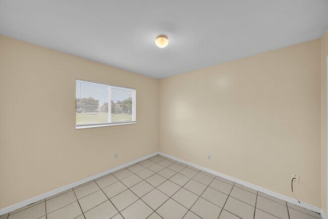 Building Photo - 3738 Santa Barbara Blvd S