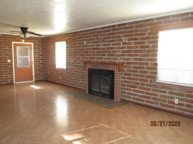 Building Photo - Peaceful Setting in J-Six