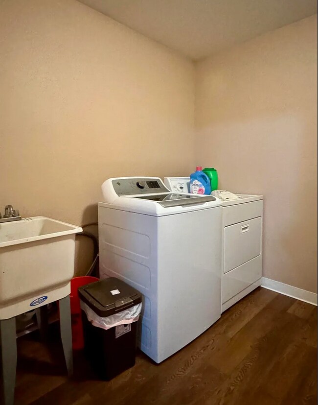 Building Photo - 4 bedroom / Pet friendly home in North Pol...