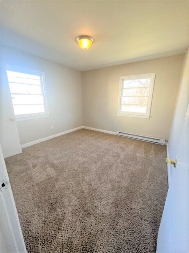Building Photo - Renovated Duplex Available Now
