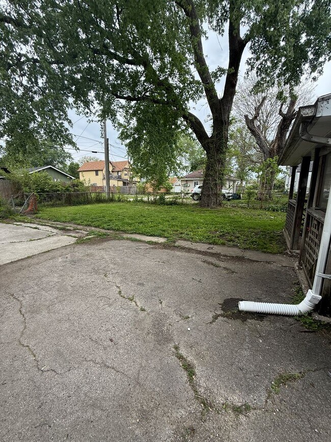 Building Photo - 2 Bed 1 Bath - Off Street Parking/Washer Dryer Hook Up!