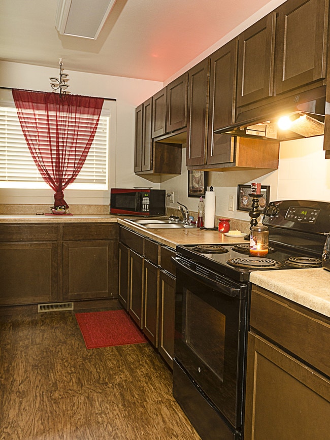 Building Photo - Lakeside Gardens and Townhomes
