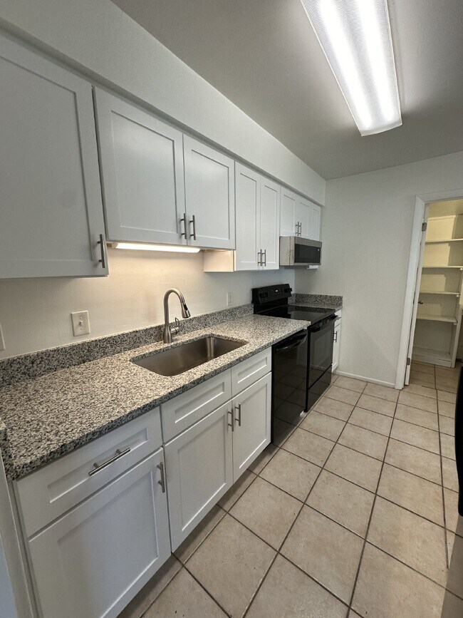 Building Photo - 3 bed, 2 bath pool home